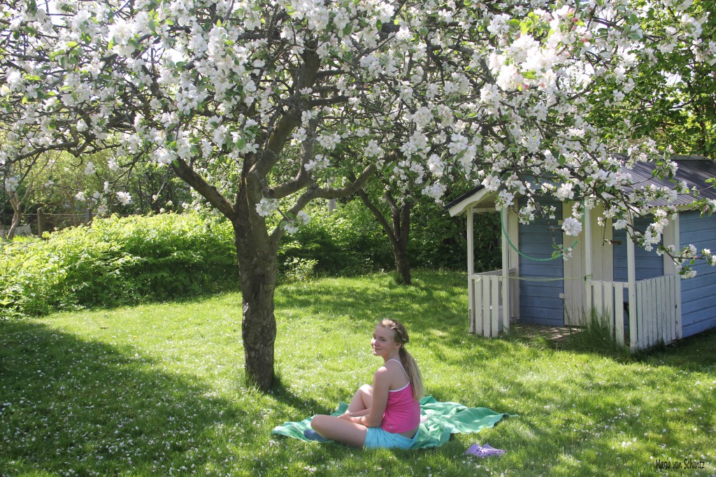 Emelie o blommander äppelträd 2014
